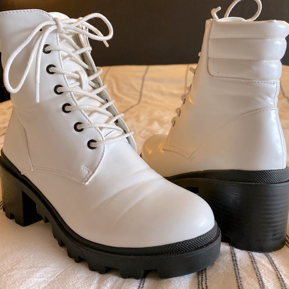 LILIANA White Lace Up/ Zip Up Ankle Lug Sole Boots size 8 womans
